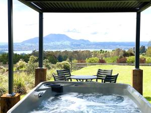 jacuzzi con mesa y sillas en Lake Taupō Luxury Home plus Hideaway Apartment, en Taupo