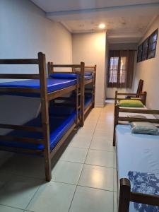 Katil dua tingkat atau katil-katil dua tingkat dalam bilik di Hostel My House quartos perto do aeroporto de Guarulhos