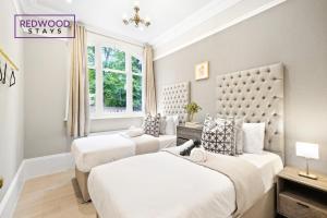 Un pat sau paturi într-o cameră la Premium 1 Bed 1 Bath Apartments For Corporates By REDWOOD STAYS
