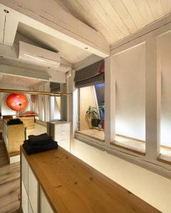 ヴィリニュスにあるMatilda's lovely 2-bedroom houseの白いキャビネットと木製テーブル付きのキッチン