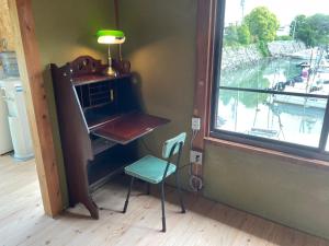 escritorio y silla en una habitación con ventana en Mugi no Oyado "Mizube" - Vacation STAY 45537v, en Kuwana