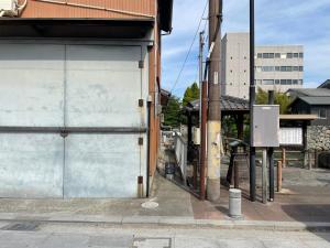una puerta de garaje abierta en el lateral de un edificio en Mugi no Oyado "Mizube" - Vacation STAY 45537v, en Kuwana