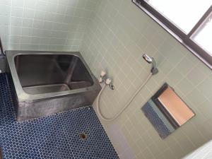 y baño con bañera y lavamanos. en Mugi no Oyado "Mizube" - Vacation STAY 45537v, en Kuwana