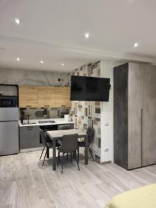 a kitchen with a table and chairs in a room at Monolocale Kamelia 