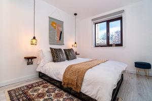 1 dormitorio con cama y ventana en Stylish City Pad with Free Private Parking, en Glasgow