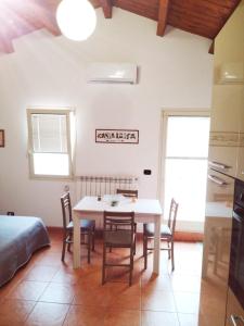 een keuken en eetkamer met een tafel en stoelen bij Mansarda con terrazzo in Barletta