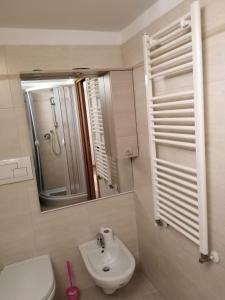 een badkamer met een toilet, een wastafel en een spiegel bij Mansarda con terrazzo in Barletta