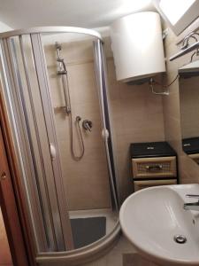 een badkamer met een douche en een wastafel bij Mansarda con terrazzo in Barletta