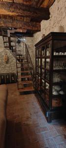 Cette chambre est dotée d'un escalier et d'une armoire avec des bouteilles de vin. dans l'établissement Le rondinelle, à Castelnuovo Parano