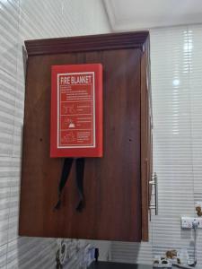 達累斯薩拉姆的住宿－Elegant Mine Apartment -1，浴室门上的一个火警标志