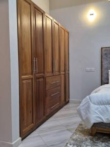 een rij houten kasten in een slaapkamer bij Elegant Mine Apartment -1 in Dar es Salaam