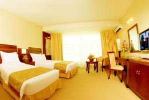 pokój hotelowy z 2 łóżkami i telewizorem w obiekcie Celyn Hotel City Mall w mieście Kota Kinabalu