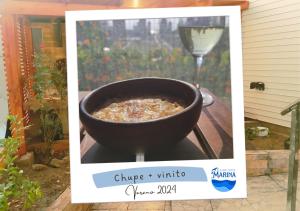 ビーニャデルマールにあるAlojamientos Marinaのボウルに入った食べ物とワイングラスの写真