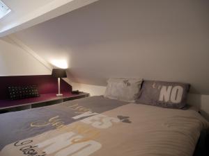 een slaapkamer met een bed zonder bord bij Seastar in Bredene