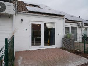 ein weißes Haus mit Glasschiebetür in der Unterkunft Seastar in Bredene