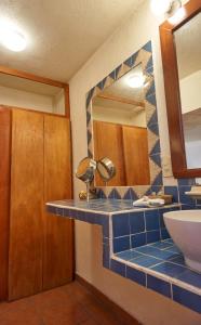 y baño con lavabo y espejo. en Casa Tlaquepaque, en Guadalajara