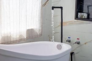 a white bath tub in a bathroom with a shower at Cabana Serra do Cipó in Riacho Fundo