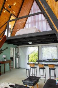 a loft kitchen with a loft bed in a house at Cabana Serra do Cipó in Riacho Fundo