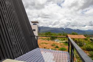 a balcony with a view of the mountains at Cabana Serra do Cipó in Riacho Fundo