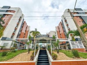 eine Treppe, die zum Eingang eines Gebäudes führt in der Unterkunft Park Studios Vaga Garagem in Brasilia