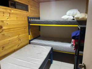 Pokój z 2 łóżkami piętrowymi w pokoju w obiekcie CABAÑAS TIA LUCY w mieście Algarrobo