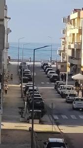 Coração de Furadouro في أوفار: موقف للسيارات مع وقوف السيارات على الشاطئ