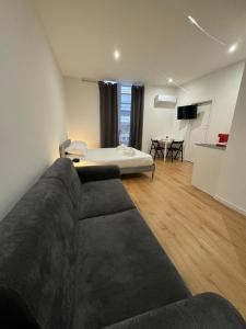 - un salon avec un canapé et un lit dans l'établissement Il Tasso Rooms & Apartments, à Trieste