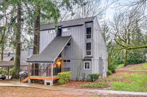 una casa gris con techo de gambrel en Lake Oswego Condo with Balcony, 3 Mi to the Water!, en Lake Oswego