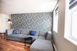 ein Wohnzimmer mit einem Sofa und einer Wand in der Unterkunft Le 1066 - Logement spacieux à Limoilou in Québec