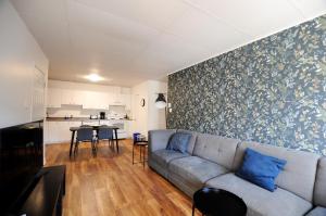 a living room with a couch and a kitchen at Le 1066 - Logement spacieux à Limoilou in Quebec City