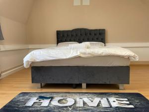 ein großes Bett in einem Zimmer mit einem Teppich auf dem Boden in der Unterkunft Deluxe dream home in Linz