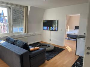 ein Wohnzimmer mit einem Sofa und einem Flachbild-TV in der Unterkunft Deluxe dream home in Linz