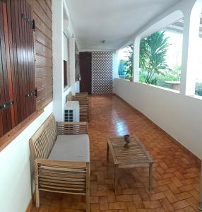 聖安妮的住宿－Locamarre G GONDET，走廊上设有椅子、桌子和窗户