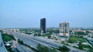 une ville avec deux grands bâtiments et une autoroute dans l'établissement Centaurus Apartment One Bed, à Islamabad