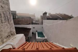 una vista aérea de un techo de azulejos con piscina en Casas do Gavião by Portus Alacer, en Gavião