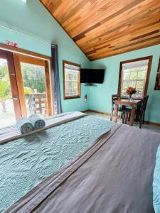 ein Schlafzimmer mit einem großen Bett und einer Holzdecke in der Unterkunft Mangata Villas Adults Only in San Pedro