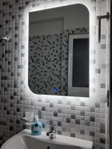 un bagno con lavandino e specchio di Guesthouse Noan&Yliona a Ksamil