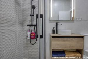 a bathroom with a shower and a sink at Igor Home centro de Murcia in Murcia