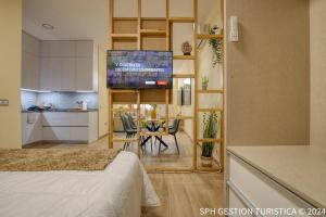 a room with a bed and a kitchen with a table at Igor Home centro de Murcia in Murcia