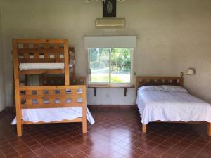 1 dormitorio con 2 literas y ventana en Quinta Los Soles, en Yautepec