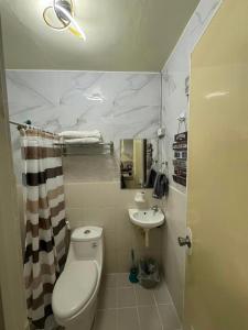 Baño pequeño con aseo y lavamanos en 2 Bedroom Guest Suite Near The New EVRMC Hospital & San Juanico Bridge Tacloban City, Leyte, Philippines, en Tacloban