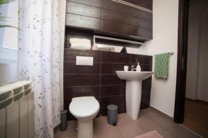Guesthouse Smart في بوخارست: حمام صغير مع مرحاض ومغسلة
