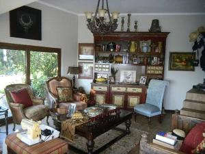 sala de estar con muebles y lámpara de araña. en Se alquila casa estilo ejecutivo. en Ritoque