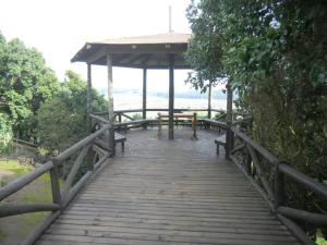 un puente de madera con cenador y bancos. en Se alquila casa estilo ejecutivo. en Ritoque