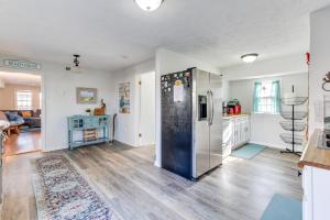uma cozinha com um frigorífico de aço inoxidável num quarto em Adorable Cottage Fire Pit, Walk to Colonial Beach em Colonial Beach