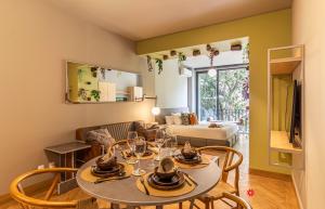 una sala da pranzo con tavolo, sedie e divano di Casa Londres by Kukun a Città del Messico