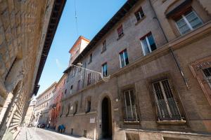 Un viejo edificio de ladrillo en un callejón. en Palazzo Marsili Serenity, en Bolonia