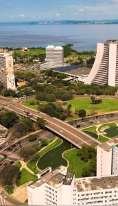 una vista aérea de una ciudad con una autopista en Prático e bem localizado Studio, na CB en Porto Alegre