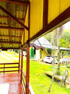 een uitzicht vanaf de veranda van een huis met een boom bij Sítio Nature in Rancho Queimado