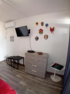Una televisión o centro de entretenimiento en Studio vue mer